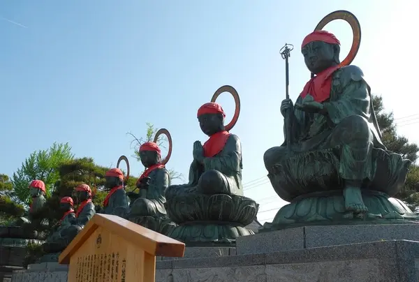 六地蔵様の足が出ている件