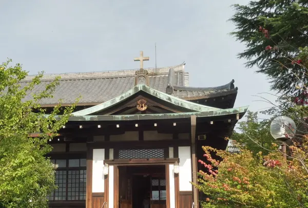 建物の屋根には十字架が…！
