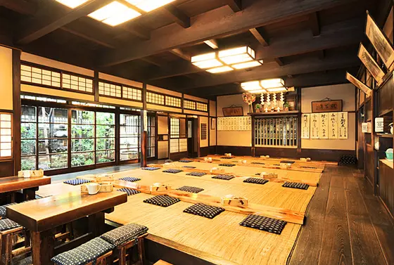 七代目になる現在の店舗ですが創業時の店構えを受け継いています