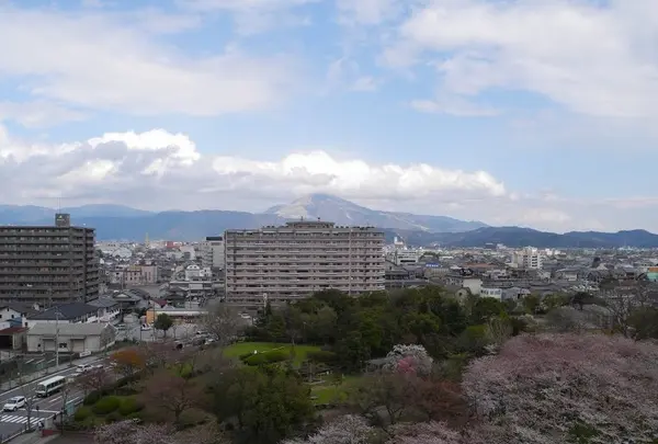 長浜城天守閣から伊吹山