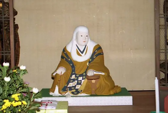 芳春院お松の像