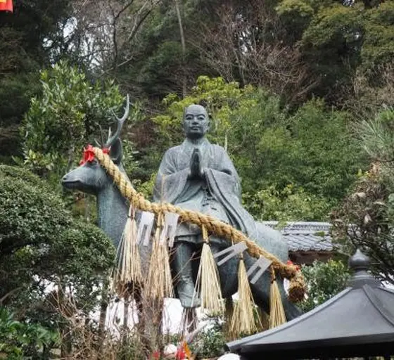 鹿に乗ったお大師様の像