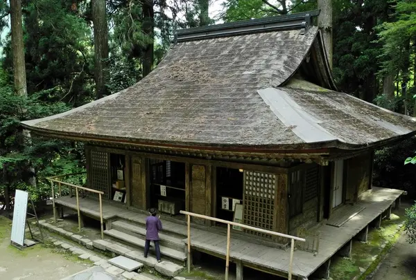 金堂の近くに弥勒堂