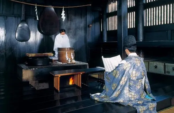 御釜殿での「鳴釜神事（なるかましんじ）」