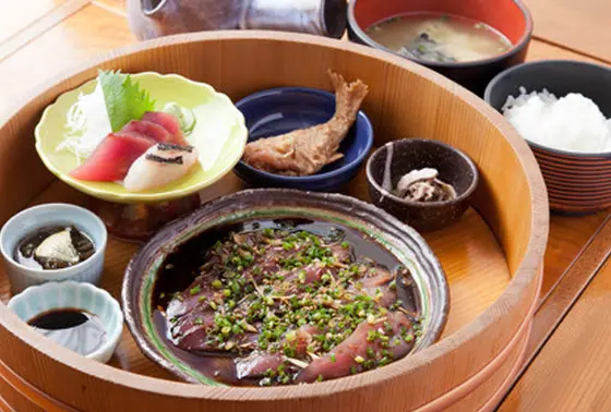 桶一杯に並ぶ美味しいおかず