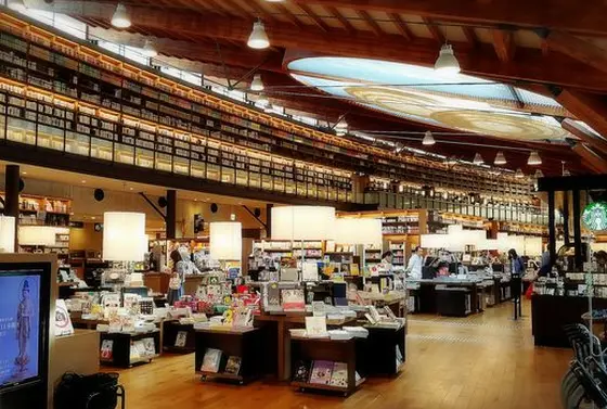 館内には蔦屋書店やスタバも
