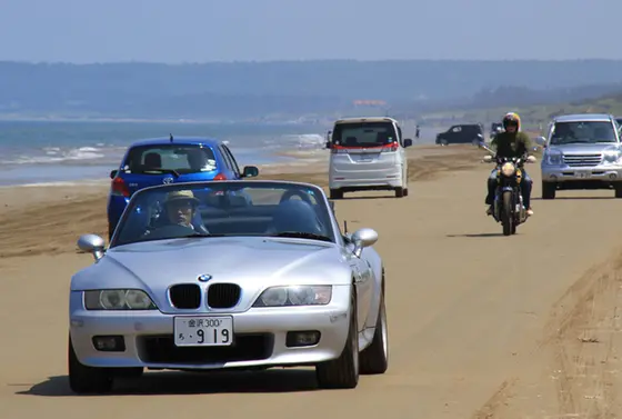 砂浜を行き交う車
