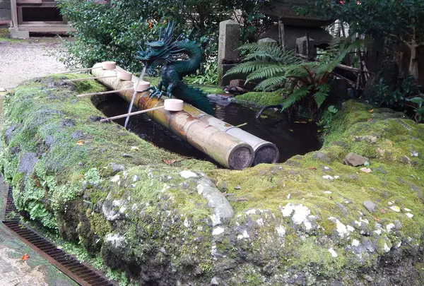 「溶岩」でできた手水舎の鉢