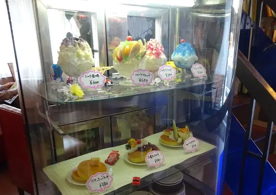 ショーケースも昭和レトロ