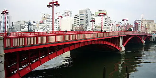 深紅の橋梁は浅草の象徴！酒に甘味に洋食と美味三昧－吾妻橋