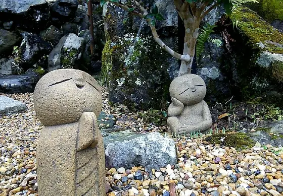 かわいいお地蔵さまに守られて