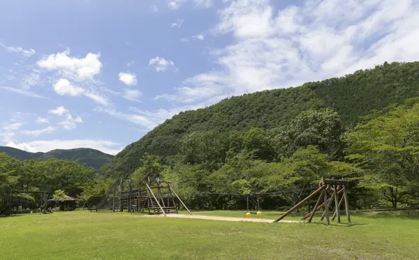 たくさんの木製遊具