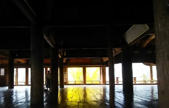 金色に染まる床