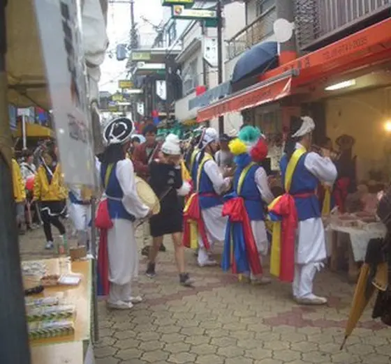 商店街のメインストリートではパレード。