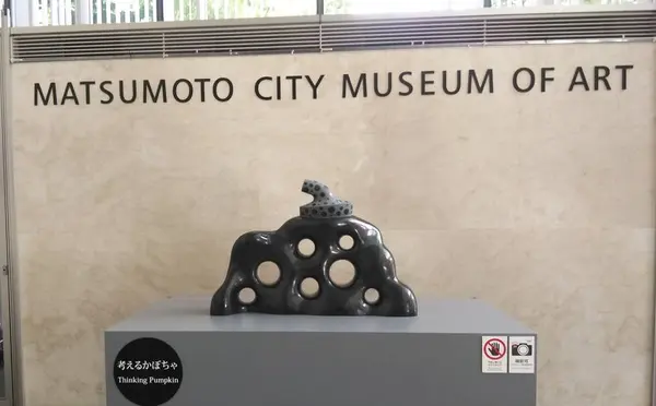 シックな作品も「考えるかぼちゃ」