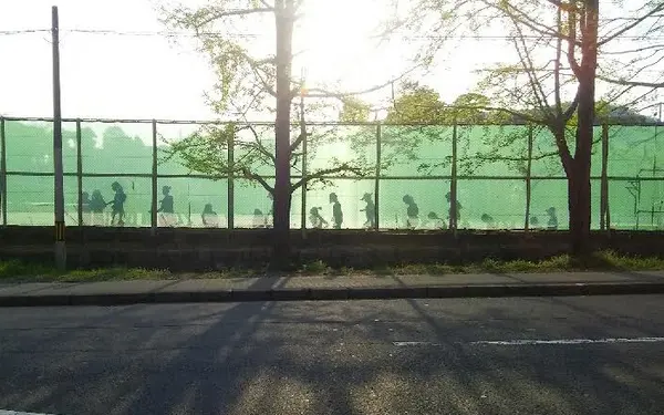 お隣の紫野高校にて…