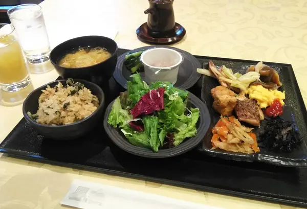 朝食のビュッフェ