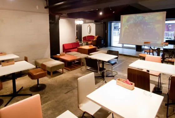 店内。