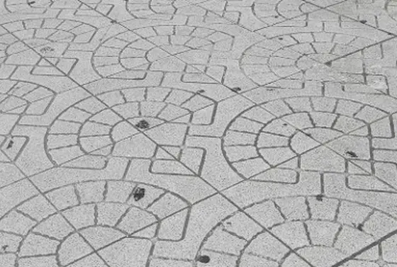 歩道のタイルにあしらわれた野球場のデザインこそ日生球場が存在した証です！