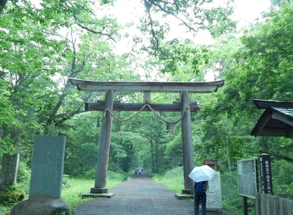 小雨が降る中しっとりと参拝