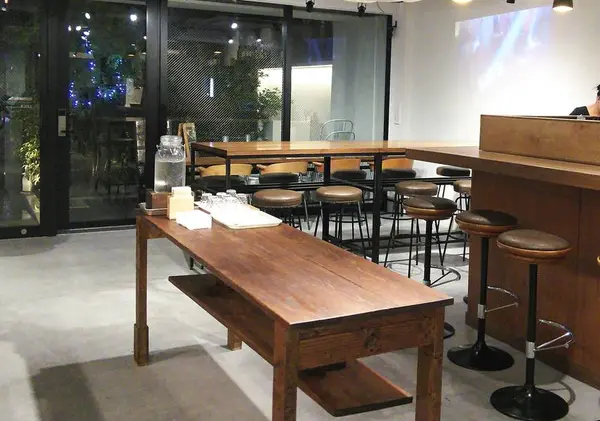 スタイリッシュな店内