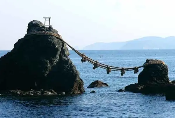夫婦、カップルは立ち寄り必須！夫婦岩