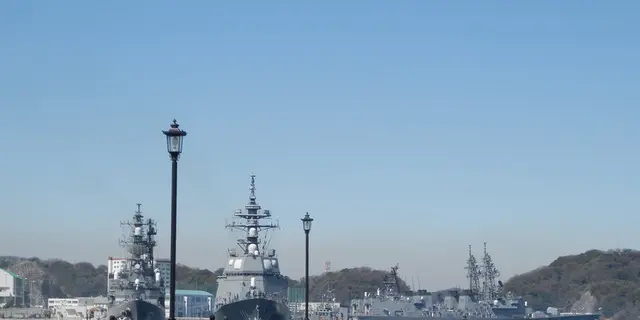 横須賀で海を眺めながら…潮風にちぎれたパンを口に運ぶ幸せ