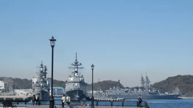 横須賀で海を眺めながら…潮風にちぎれたパンを口に運ぶ幸せ