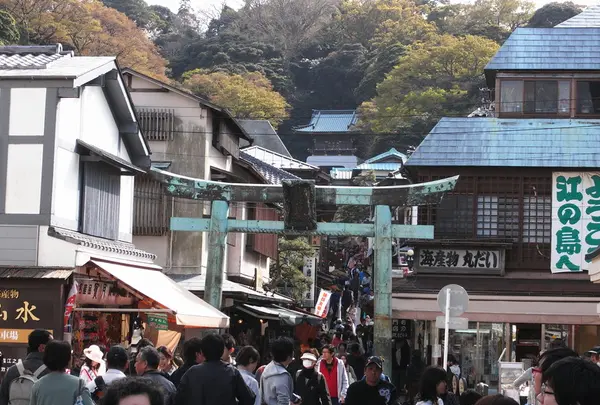 参道入口から人だかり