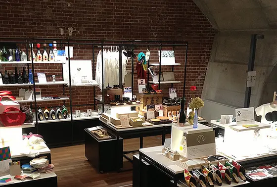 １階はオシャレな雑貨屋さんが連なってます