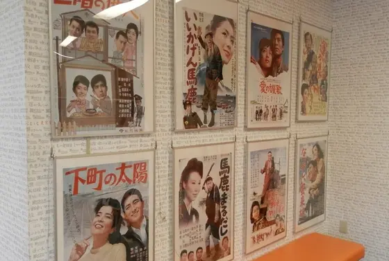 入り口を入れば初期作品のポスターがズラリ！