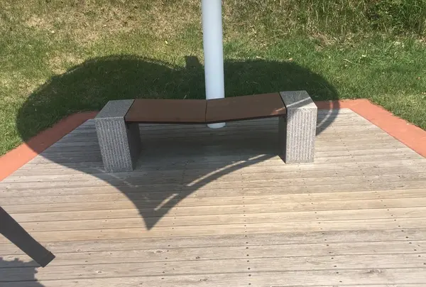 ハートの屋根のベンチ