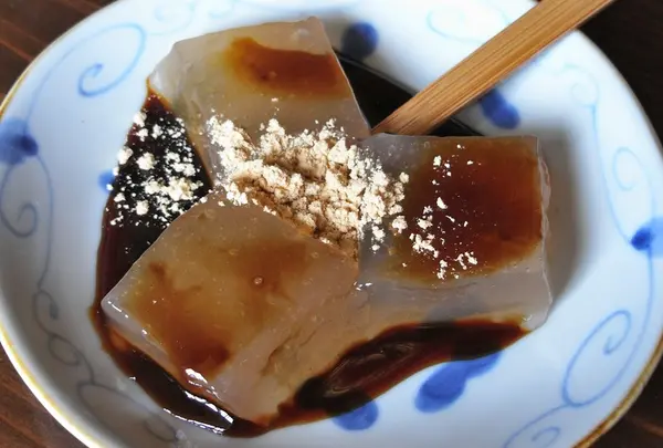 茶処こ寿々でわらび餅を食べる