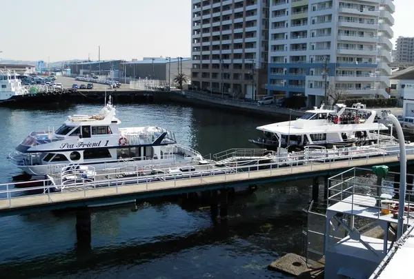 猿島へは隣接する波止場から