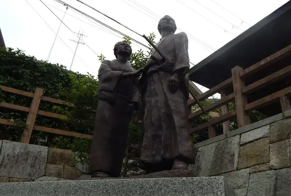 龍馬とお龍さんの像が