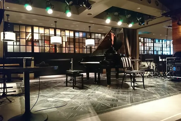 生演奏を楽しめる