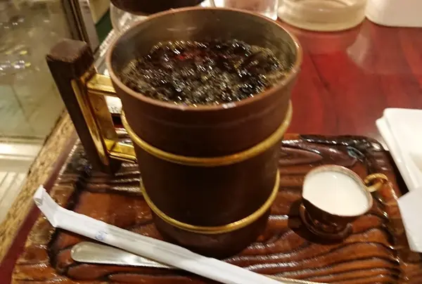 味のある器に注がれたアイスコーヒー