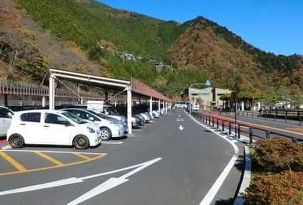 奥多摩湖ダムサイトパーキング