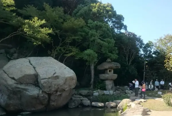 高さ4ｍを超す巨岩にビックリ！