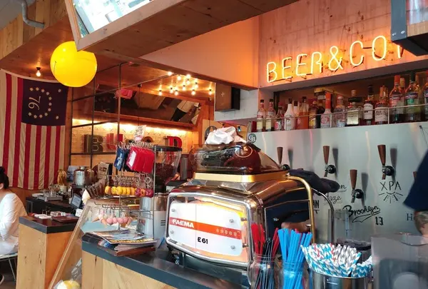アメリカンな店内