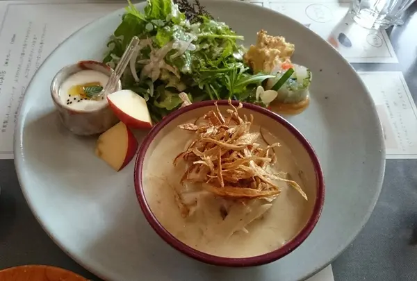 お食事も楽しめます〜