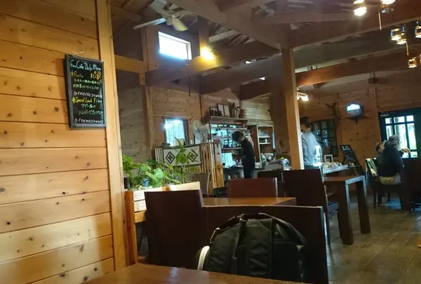店内も木のぬくもりが感じられます。