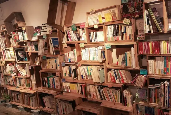 色々な人のオススメ本が並ぶ店内