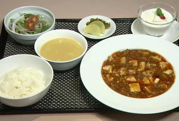 桃の木日替りランチ（サラダ･杏仁豆腐付き）
