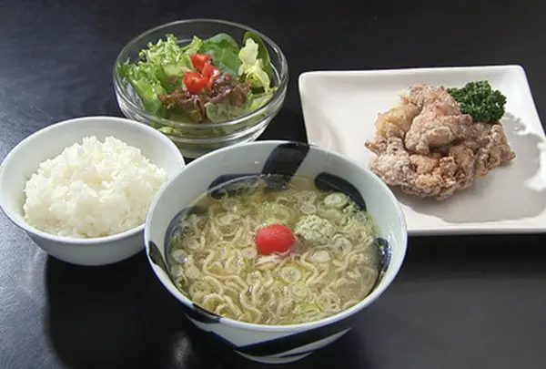 自慢の塩ラーメンと唐揚げが楽しめる「唐揚げ定食」