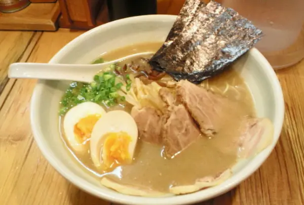 豚骨醤油らーめん 光醤