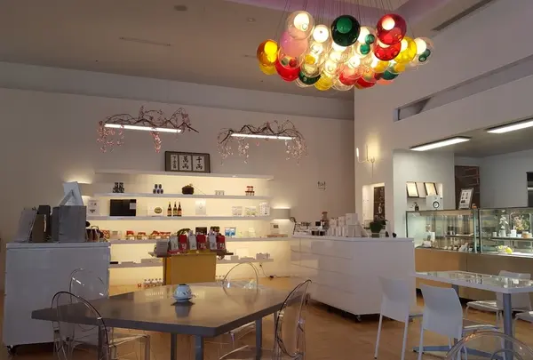 店内。