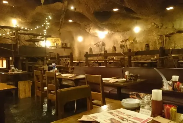 店内はまるで海外の飲み屋に来たような異国感！