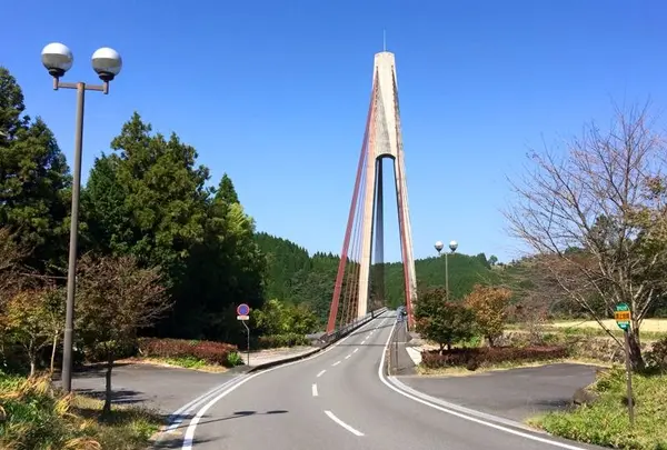 鮎の瀬大橋のたもと