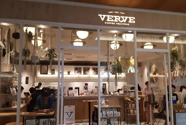 VERVE COFFEE ROASTERS SHINJUKU STATION（ヴァーヴ コーヒー ロースターズ シンジュク ステーション）